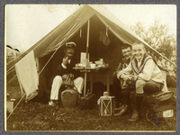805336 Afbeelding van een kamperende familie voor hun tent in de omgeving van Wijk bij Duurstede.
